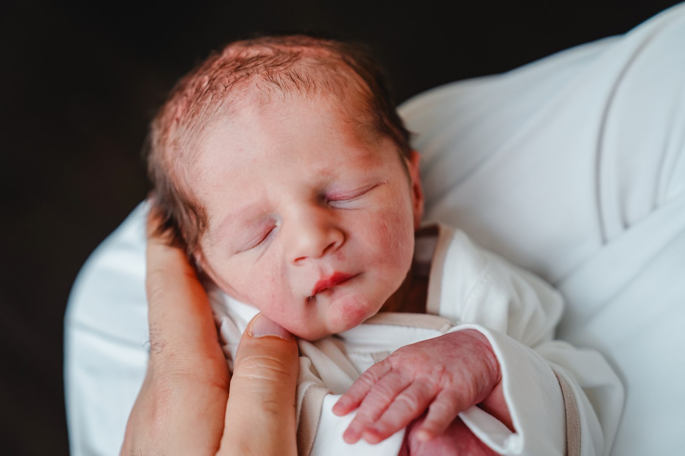 Babasının elinde uyuyan yenidoğan bebek, Pınar S. Yanıkgil fotoğrafı