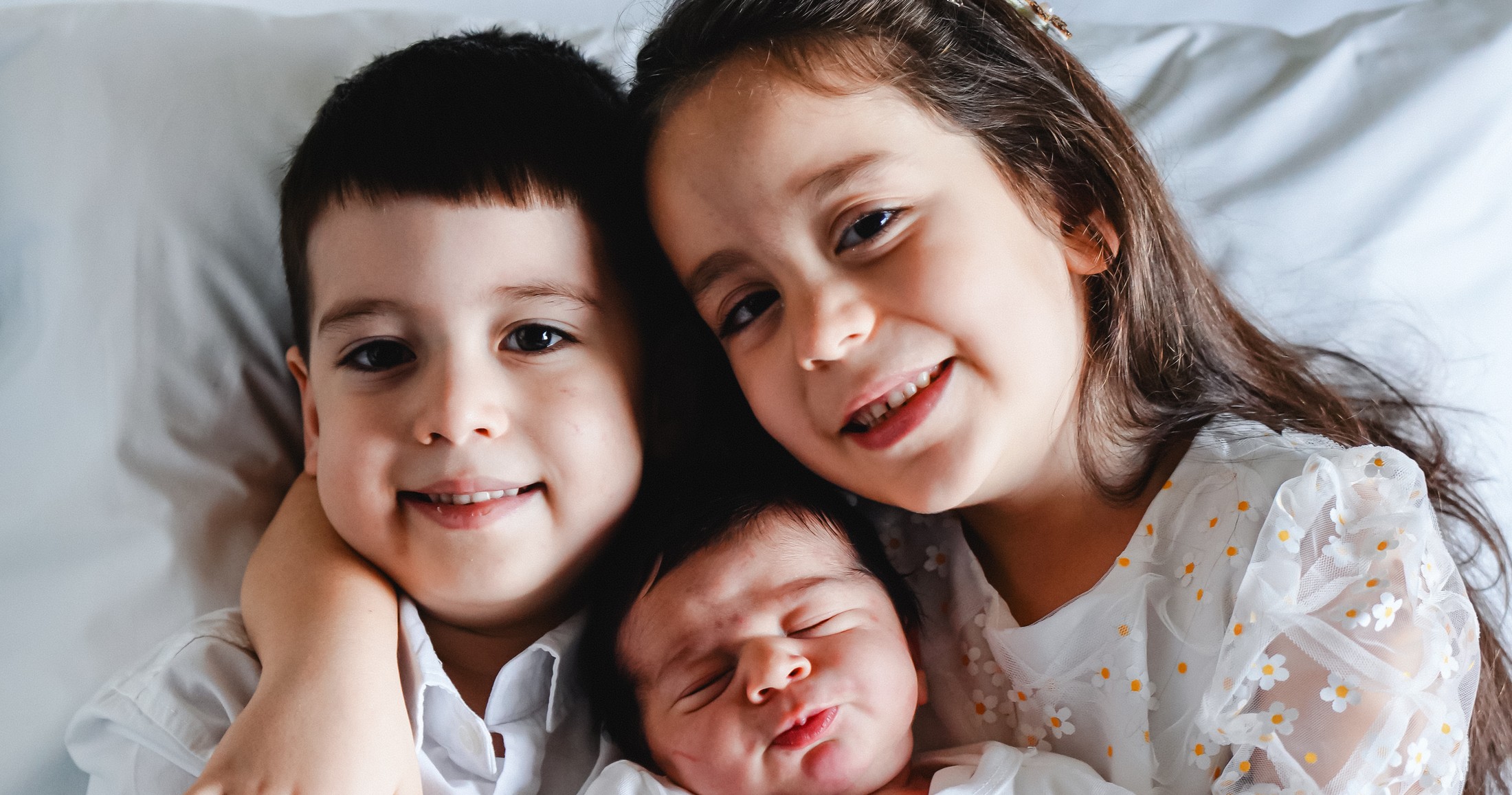 Kardeşler ve yenidoğan bebek